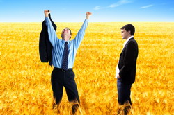 Doi tineri fermieri pe un loc in sesiunea de primire a proiectelor de finantare pentru Masura 112