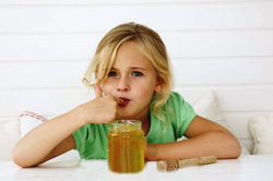 Productia de miere scade la jumatate