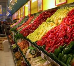 Jumatate din cantitatea de legume si fructe din hypermarketuri este romaneasca