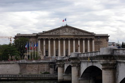 Parlamentul francez, producator de miere