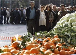 Legume si fructe oferite gratis in pietele din Atena