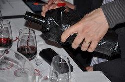 Vinuri si produse traditionale romanesti prezentate la Ulm, Germania.