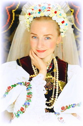 Magia culorii in arta traditionala romaneasca – Expozitie de costume populare