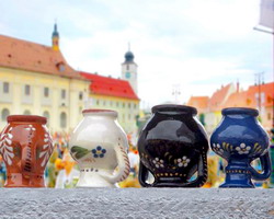 Targoveti si musterii isi dau intalnire, la Sibiu, la cea de-a 48 editie a ‘Targului Olarilor’