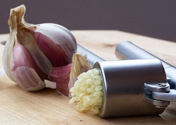 Tratarea bolilor la copaci cu injectii de usturoi