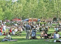 Picnic in parc organizat de catre o piata a fermierilor