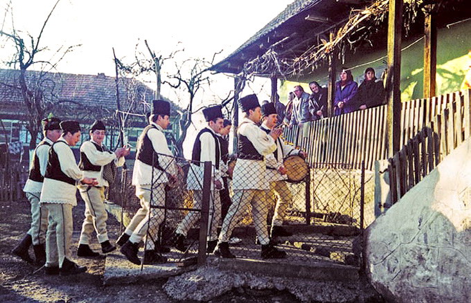 Sarbatoarea Nasterii Domnului - Colindatori cu duba in Banat