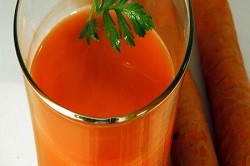 suc natural cu morcovi si rosii