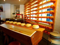 Lactate traditionale, miere si suc de mere la Manastirea Aninoasa