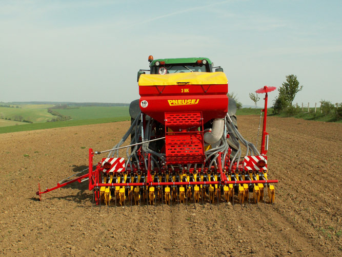 MASINI DE SEMANAT IN RANDURI DESE