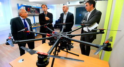 Jean-Michel Betscher si Vincent Julie, inventatorii companiei Skeyelabs prezinta drona pentru tratamentul culturilor. / Foto DDM, CL