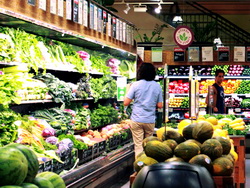 Producatorii solicita extinderea cotei obligatorii la raft pentru carnea, legumele si fructele romanesti