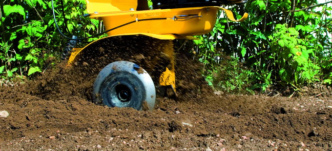 motocultor pregatind terenul