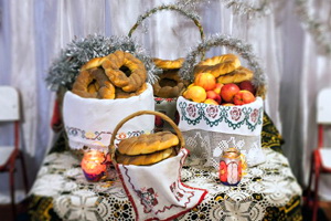 Reprezentarea folclorica a lui Mos Craciun - daruri pentru colindatori