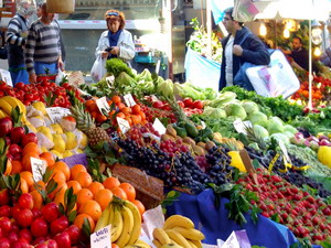 Tone de fructe si legume confiscate de politisti