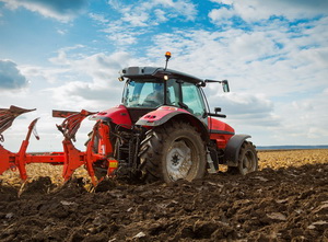 Fermierii nu vor mai plati impozit pentru tractoare si utilaje agricole, cu conditia sa le foloseasca