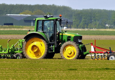 Tractoarele care se conduc singure. Aflati cum NASA si John Deere au condus la modernizarea agriculturii