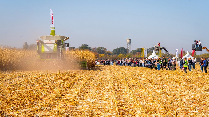 Combine agricole Claas de recoltat porumb - Demo Show Moldova 2018