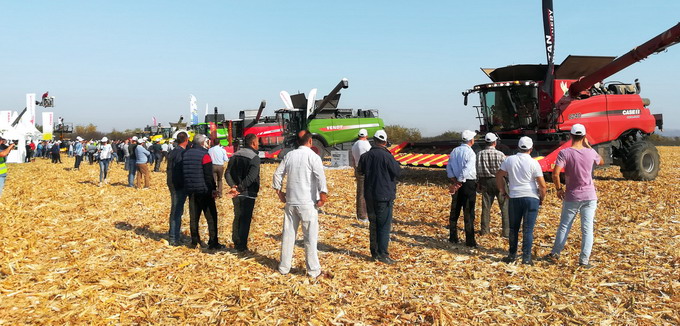 Combine agricole de recoltat porumb - Demo Show Moldova