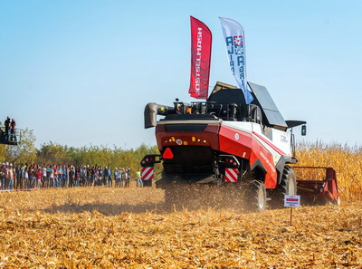 Participare numeroasa a fermierilor la demonstratia de recoltat porumb cu 7 combine de ultima generatie