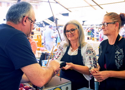 Plata cu cardul la comerciantii din piete devine realitate la Piata Cibin din Sibiu