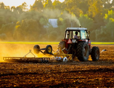 Care sunt avantajele unei platforme online de utilaje grele si transport