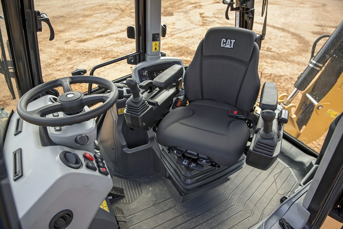 Noua gama de buldoexcavatoare Cat - Cabina