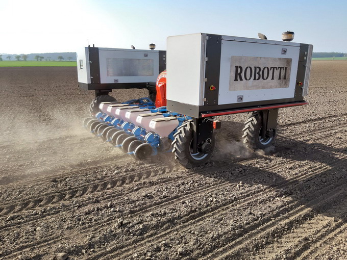Primul tractor autonom complet functional in Romania - Robotti