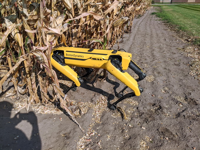 Corteva Agriscience -  robotul Spot de la Boston Dynamics - culturi agricole - 3