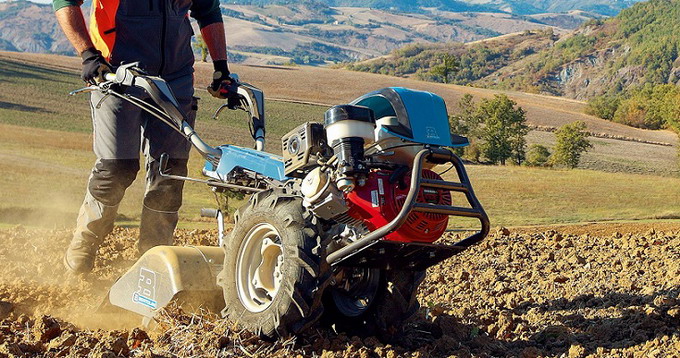 Cum se lucreaza cu un motocultor