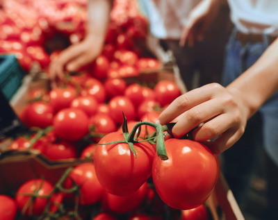 Jumatate din romani prefera sa cumpere fructe si legume romanesti