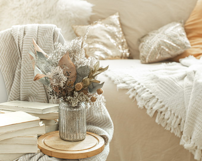 flori artificiale combinate cu plantele naturale pentru un decor autentic