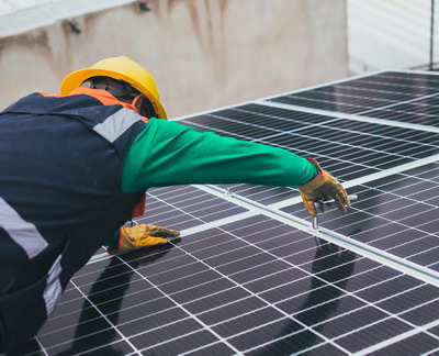 Radu Puiu XTB Romania - Presiunea politica pentru o tranzitie rapida la energia verde se confrunta cu un sector dominat de incertitudini