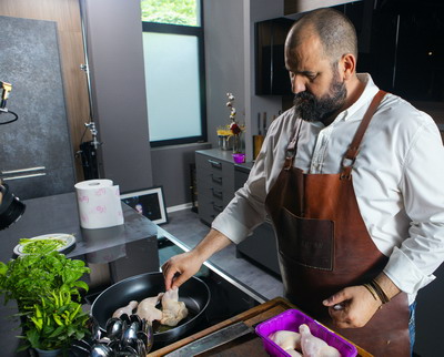 10 cursuri de gătit carne de pui cu Chef Adi Hădean: azi începe concursul Familia Safir