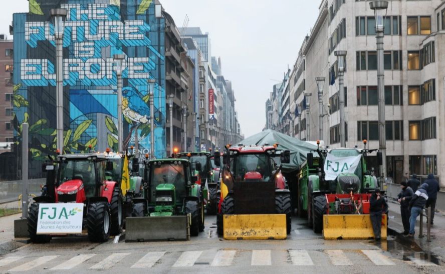 Fermierii europeni ies la protest împotriva acordului UE–Mercosur
