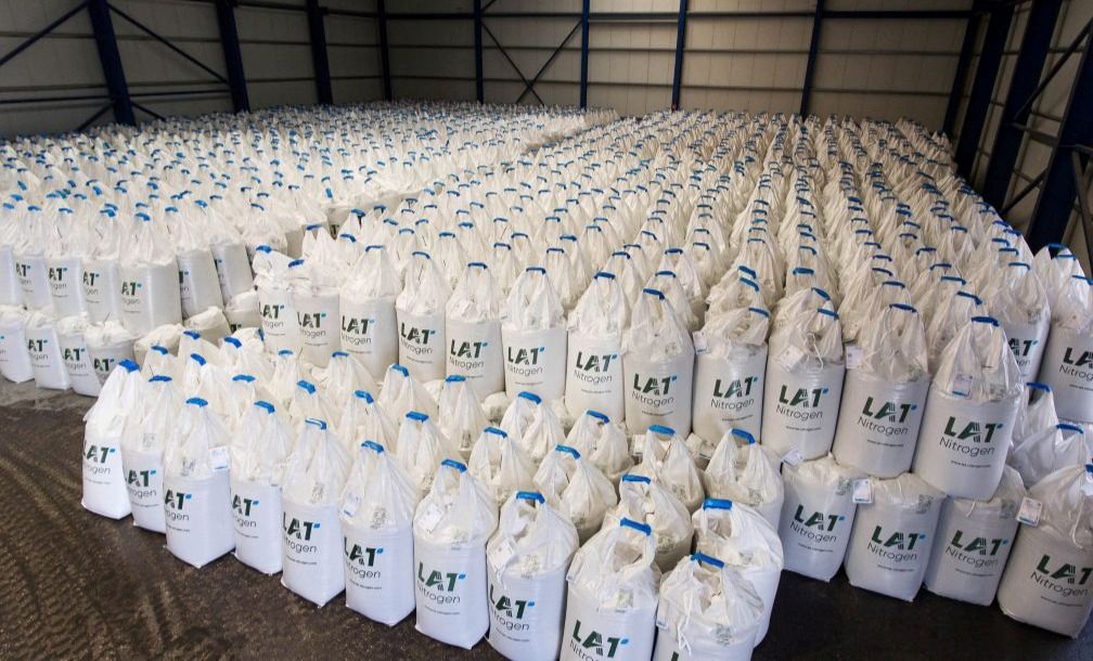 Uniunea Europeană analizează suspendarea unei taxe care a majorat costul îngrășămintelor pentru fermieri