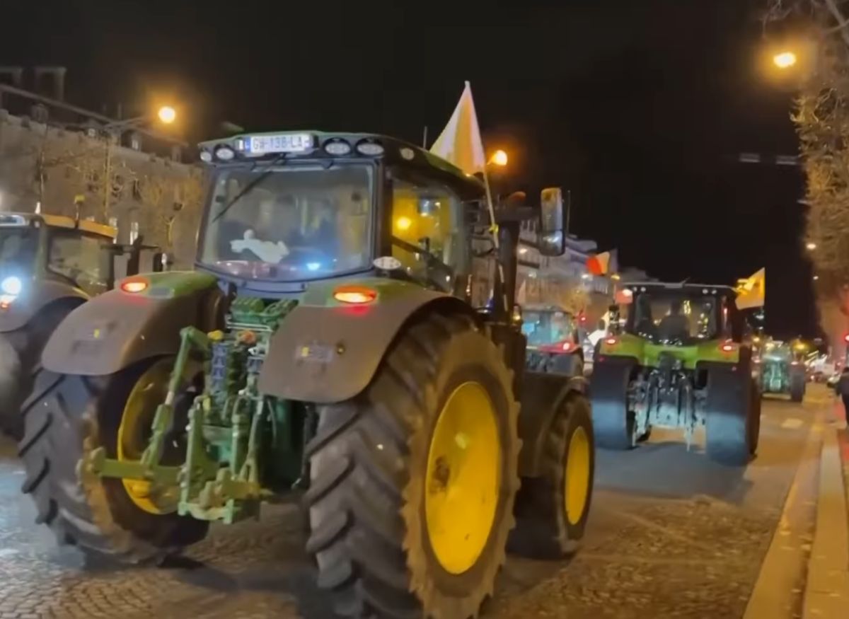 Sute de tractoare pe străzile din Paris — o nouă zi de proteste ale agricultorilor francezi
