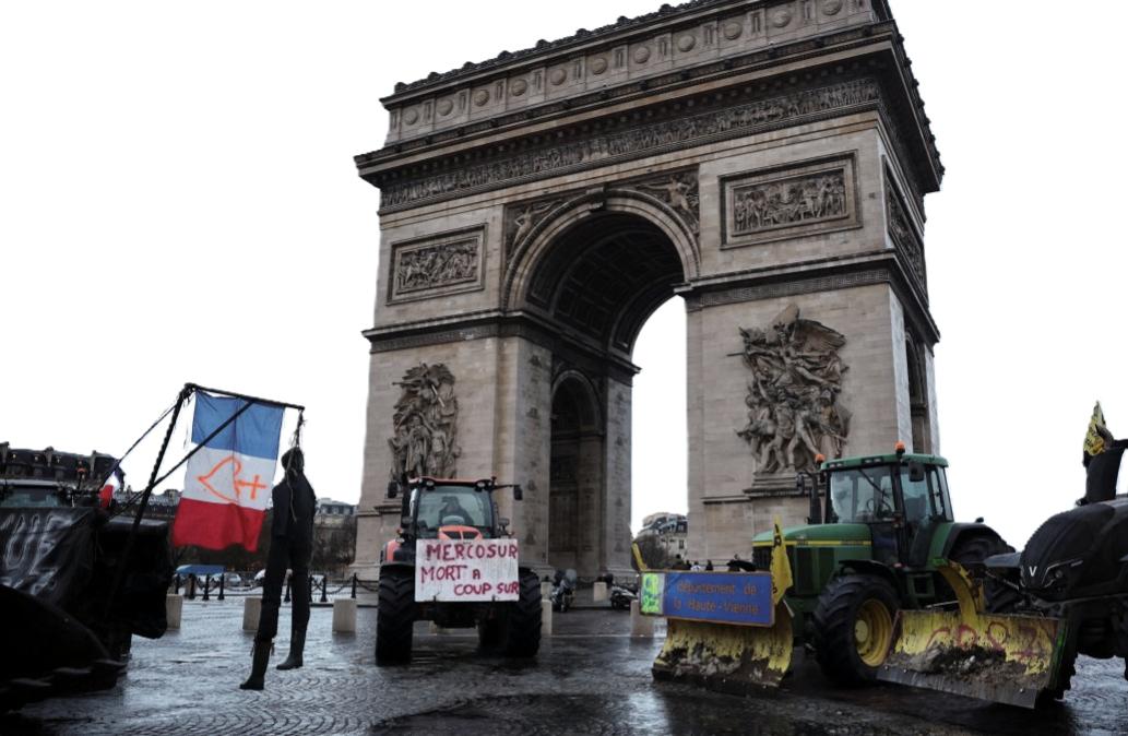 Protest față de Acordul UE-Mercosur: fermierii francezi blochează Parisul