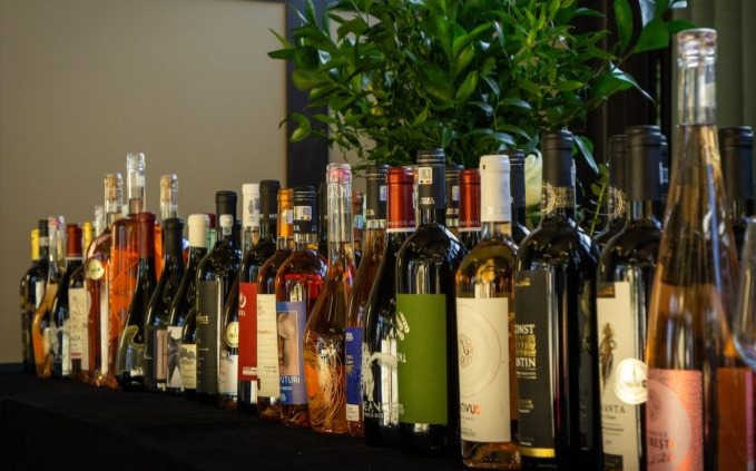 Vinuri pentru masa de Paște 2026: Asocieri perfecte cu tradiția culinară