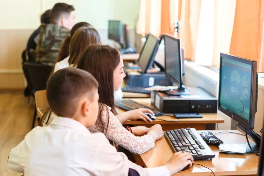 Ateliere Fără Frontiere a recondiționat și donat peste 38.000 de calculatoare prin „Dăm Click pe România”