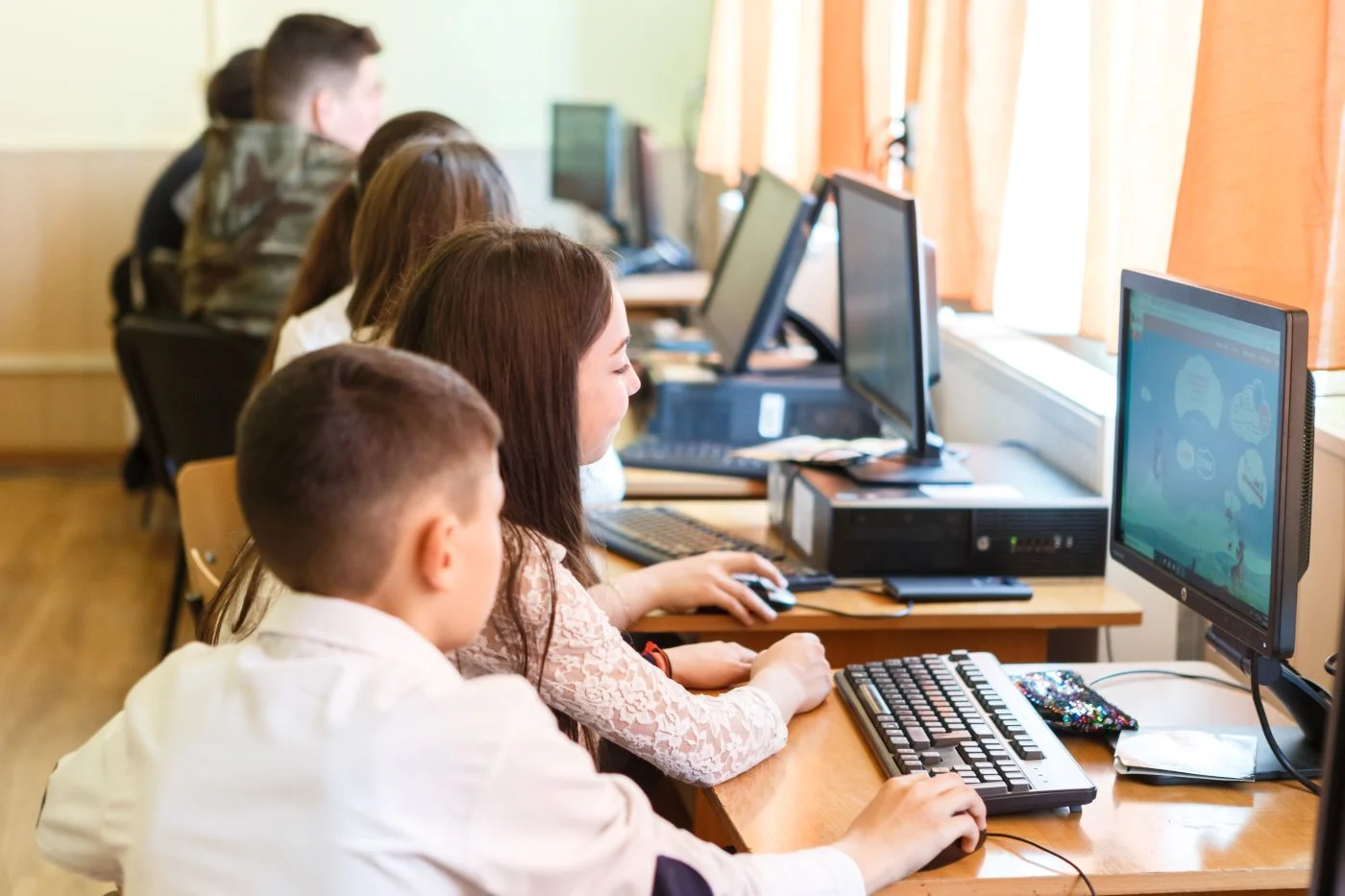Ateliere Fără Frontiere a recondiționat și donat peste 38.000 de calculatoare prin „Dăm Click pe România”