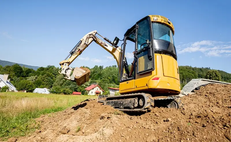 Eficiența utilajelor compacte în dezvoltările imobiliare din Brașov: de ce miniexcavatoarele devin piesa centrală pe șantierele înguste