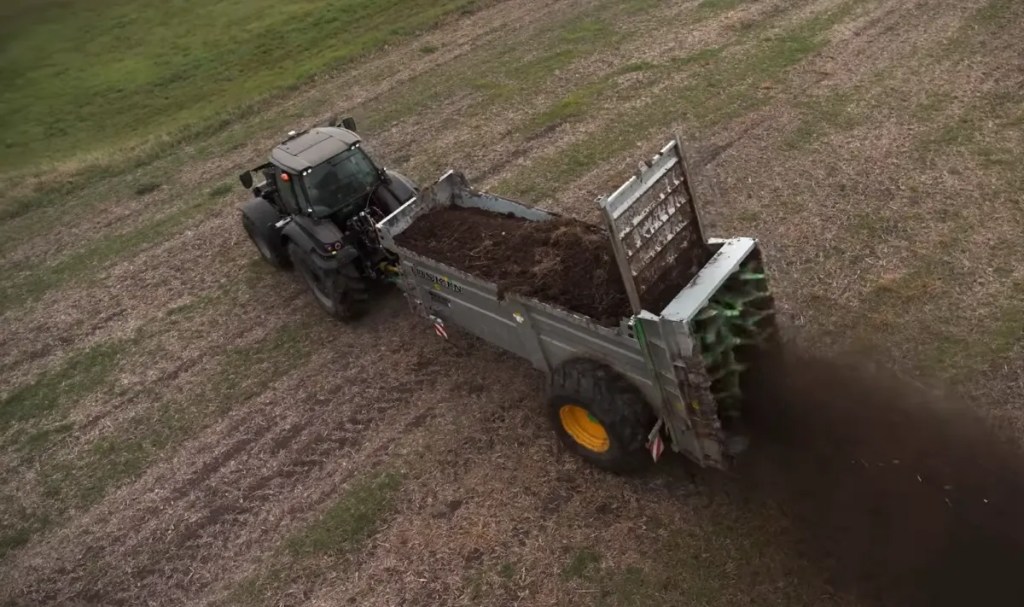 Dejecțiile animalelor și resturile vegetale transformate în îngrășământ organic printr-o tehnologie românească